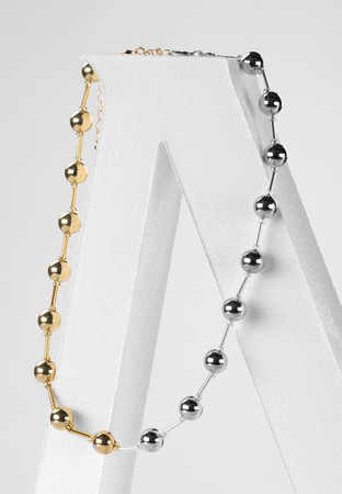 Złoto-srebrny naszyjnik z koralami