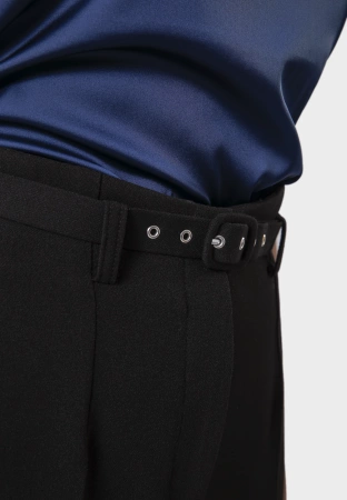 Czarne cygaretki z wysoką talią