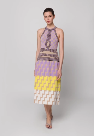 Dzianinowa sukienka w geometryczny wzór z fioletem