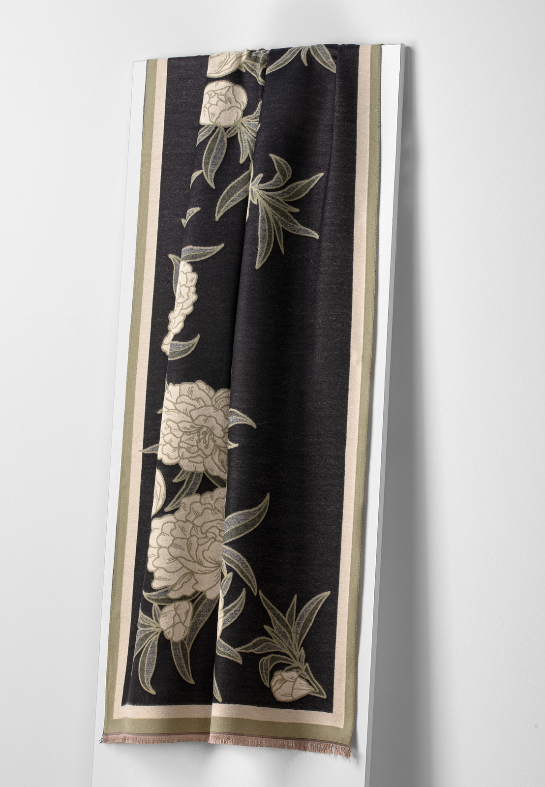 Szal w kwiaty z wiskozą