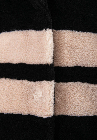 Wełniane futro z ozdobnymi pasami