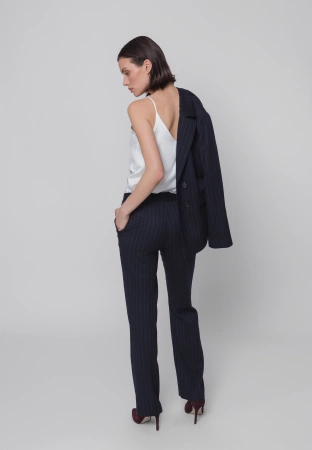 Granatowe spodnie w prążek z prostą nogawką