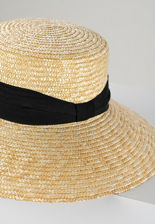 Kapelusz zdobiony czarną tasiemką