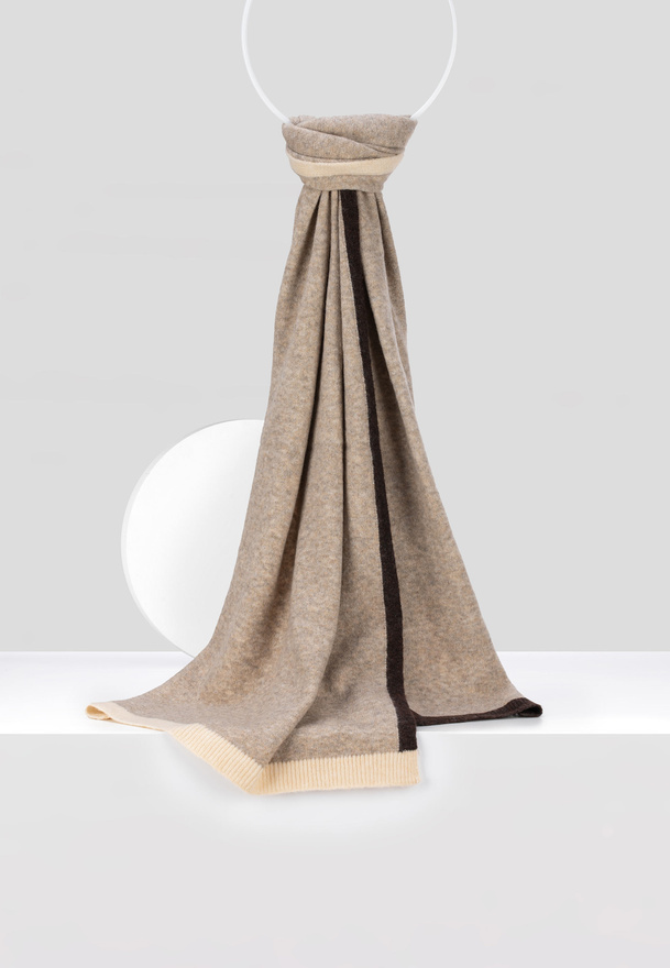 Jasnobrązowy szal z kontrastową lamówką