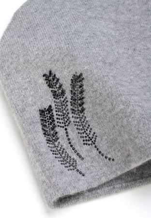 Szara czapka zdobiona cyrkoniami ułożonymi we wzór trzech kłosów