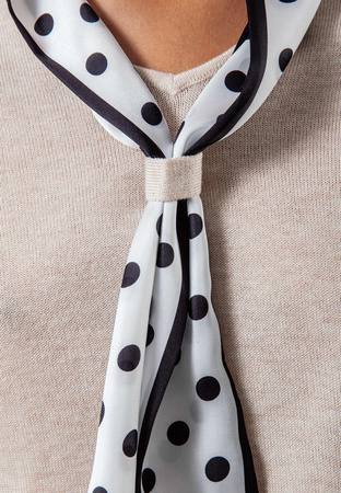 Beżowy sweter z apaszką w grochy