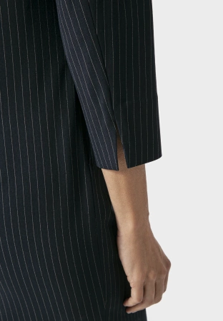 Granatowa sukienka w prążek z rękawem ¾