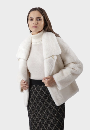 Krótkie wełniane futerko w kolorze ecru