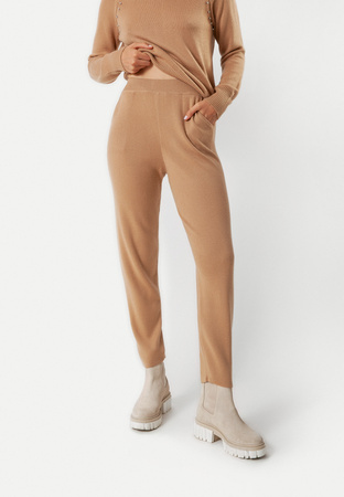 Beżowe dzianinowe spodnie z kieszeniami