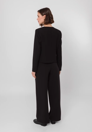 Krótki żakiet zapinany na suwak