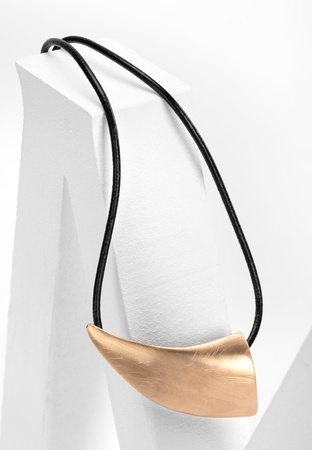 Naszyjnik z oryginalną zawieszką w kolorze złotym