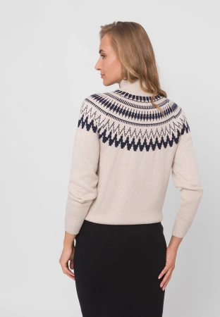 Beżowy sweter w norweski wzór