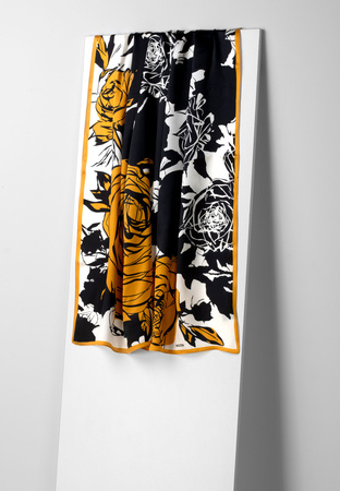 Jedwabna apaszka w pomarańczowe róże