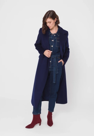 Granatowy jeansowy kombinezon wiązany w pasie