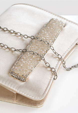 Elegancka torebka z ozdobną rączką w kolorze złotym