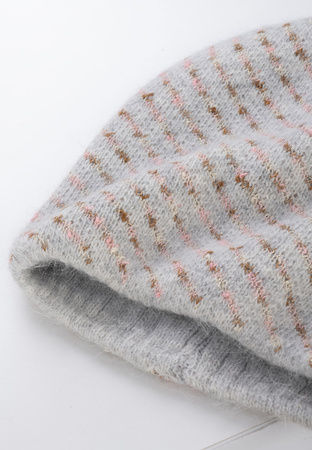 Szara czapka z przeplataną nitką