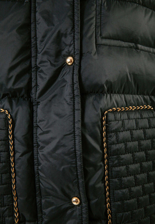 Puchowa kurtka ze złotymi elementami