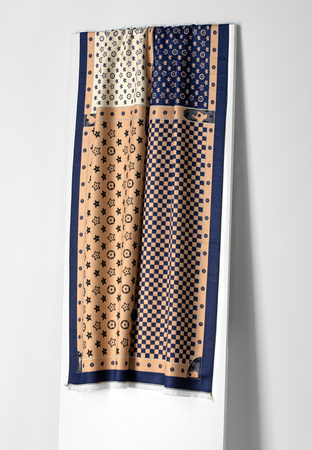 Granatowo-beżowy szal w oryginalny wzór