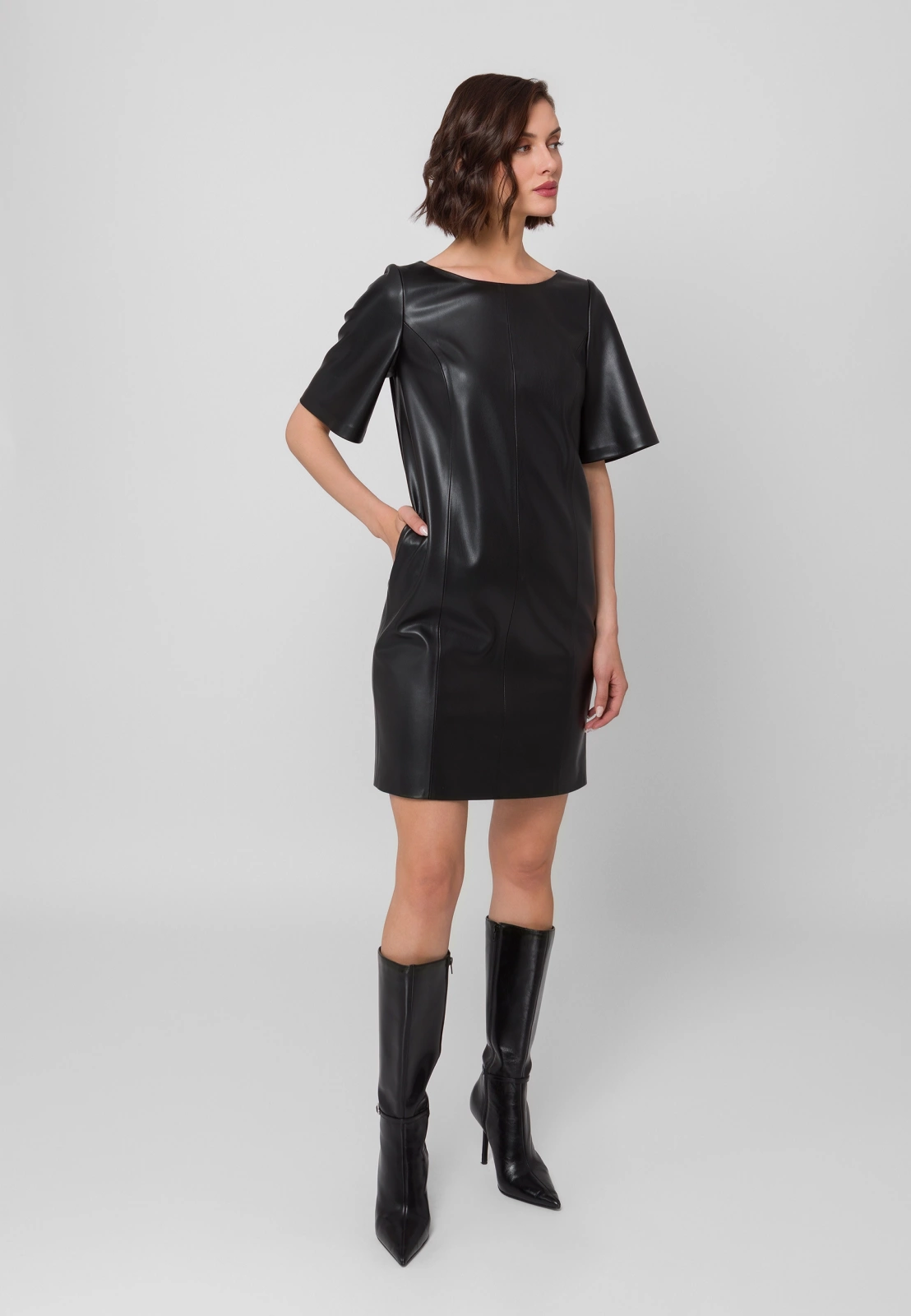 Sukienka z ekoskóry z bufiastymi rękawami