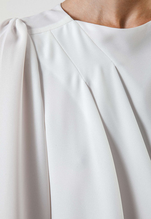 Biała bluzka z asymetrycznymi zakładkami