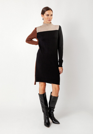 Sukienka z dzianiny z golfem i brązowym lampasem