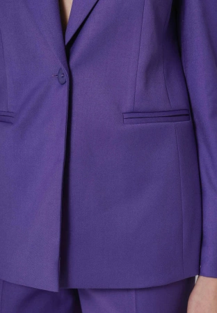Długi fioletowy żakiet na jeden guzik