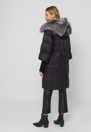 Puchowa kurtka z naturalnym kołnierzem