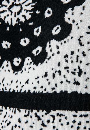 Biało czarny sweter z oryginalnym wzorem