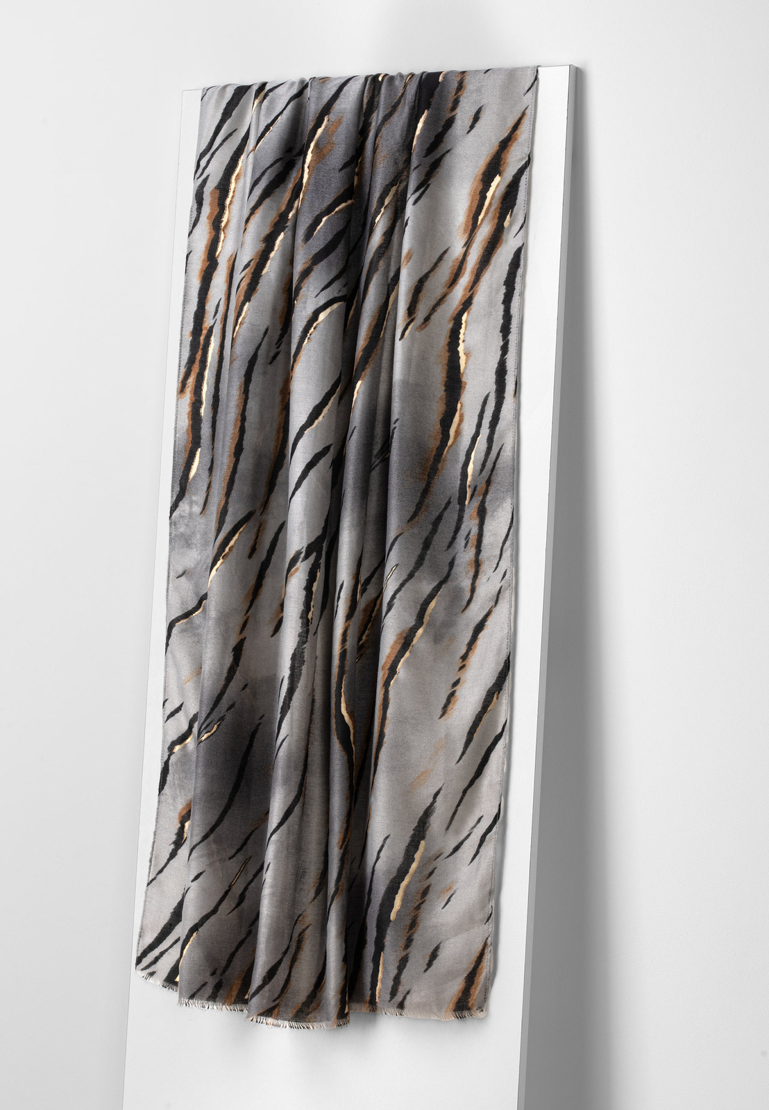 Wiskozowy szal w zwierzęcy motyw