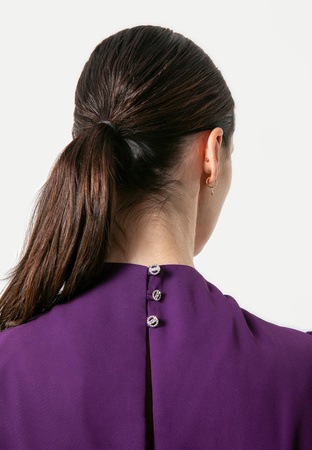 Fioletowa sukienka z wiązaniem w pasie