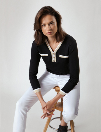 Czarny sweter z ozdobnymi guzikami