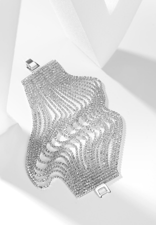 Elegancka bransoletka zdobiona kamieniami w srebrnym kolorze