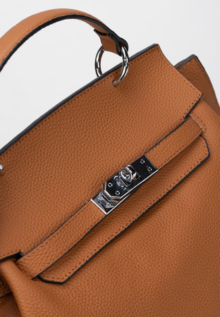 Camelowa torebka z oryginalnym zapięciem
