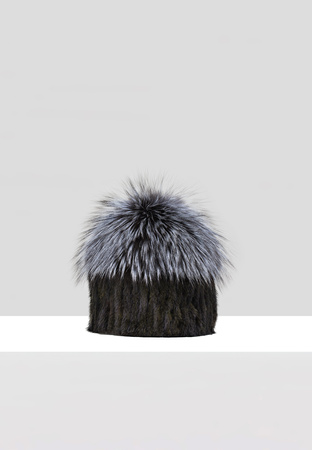 Elegancka brązowa czapka z naturalnym futrem