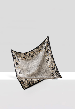 Czarno biała jedwabna apaszka w drobne kwiaty