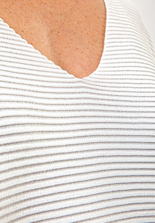 Biała bluzka oversize z prążkowanej dzianiny