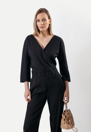 Czarny kombinezon z lnem wiązany na szyi