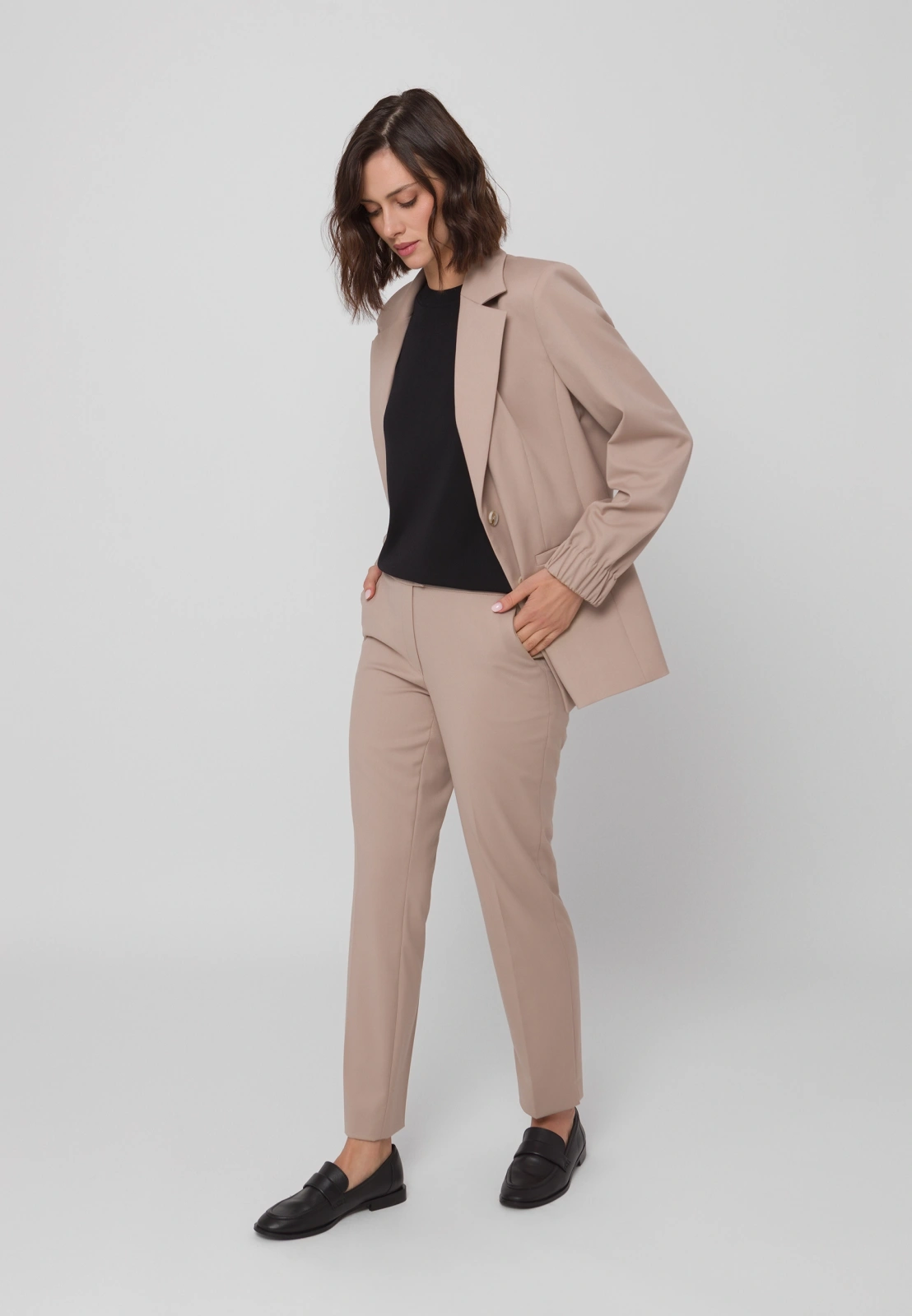 Beżowy żakiet ze ściągaczami