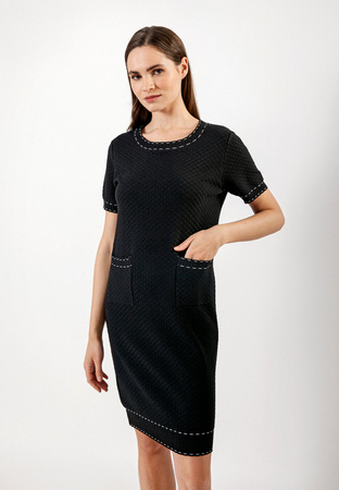Czarna sukienka z fakturą plecionki