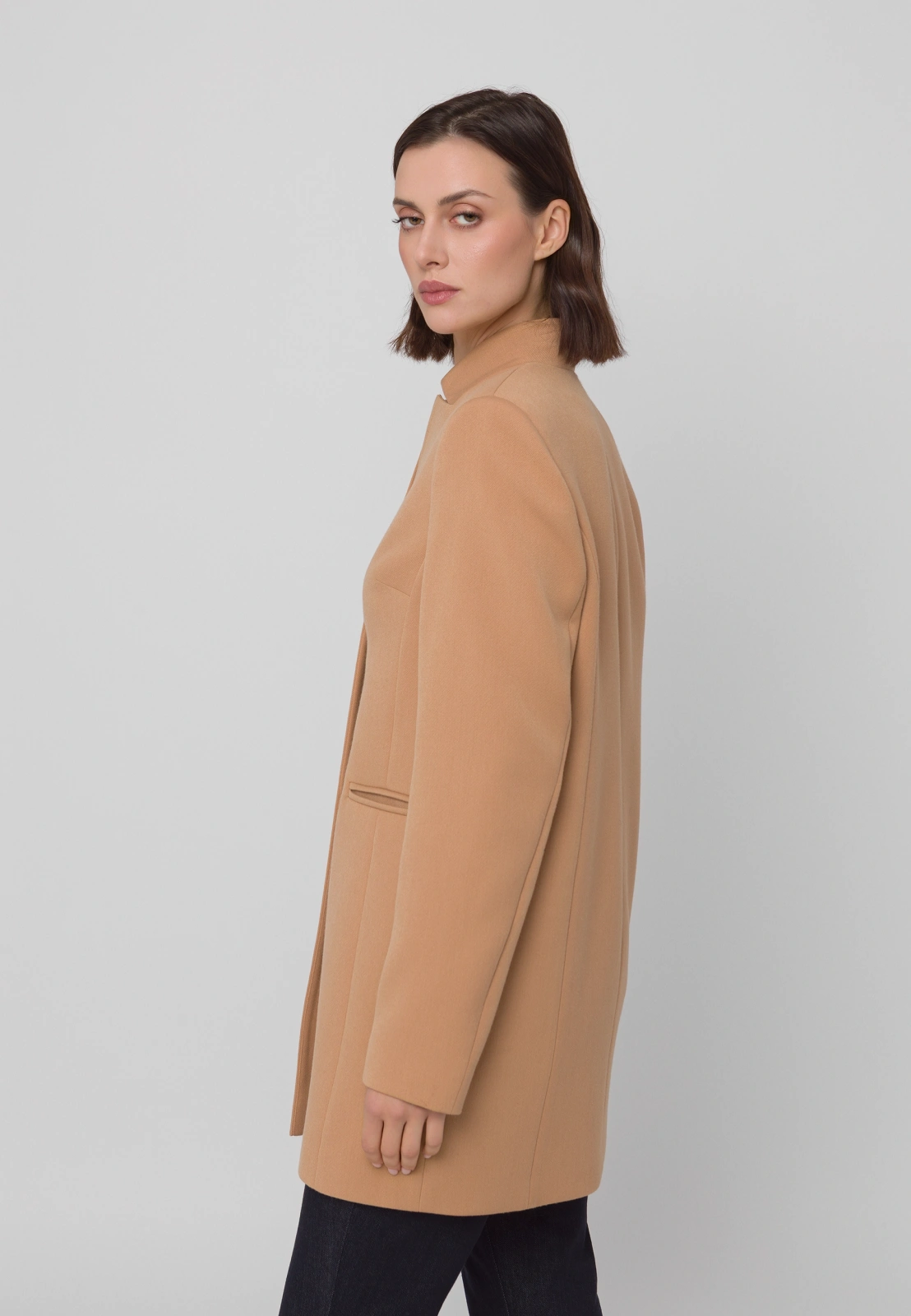 Krótki camelowy płaszcz z wiskozą
