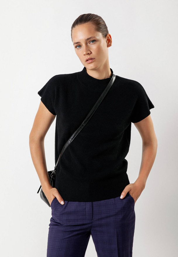 Dzianinowa czarna bluzka z kimonowym rękawem