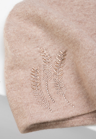 Beżowa czapka zdobiona cyrkoniami ułożonymi we wzór trzech kłosów