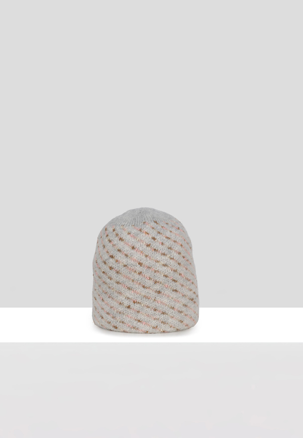 Szara czapka z przeplataną nitką