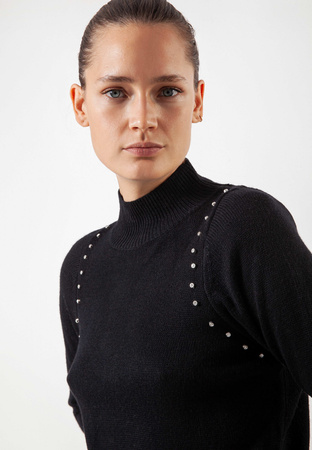 Czarny półgolf z ozdobnymi cyrkoniami