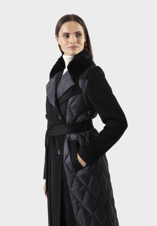 Czarny pikowany płaszcz z naturalnym kołnierzem