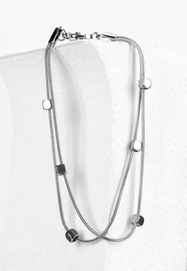 Delikatna bransoletka z kwadratowymi koralikami