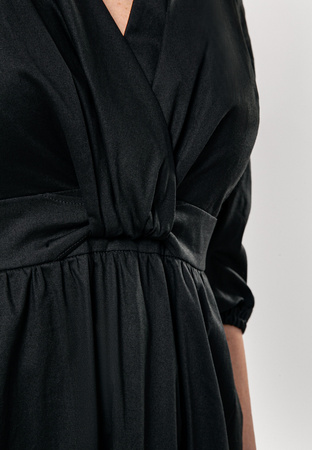 Czarna bawełniana sukienka z drapowaniem