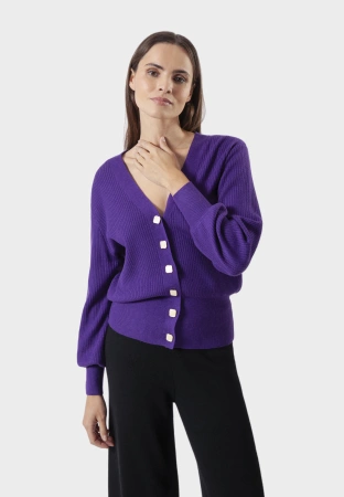 Fioletowy kardigan w serek z ozdobnymi guzikami