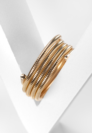 Bransoletka typu żmijka w złotym kolorze