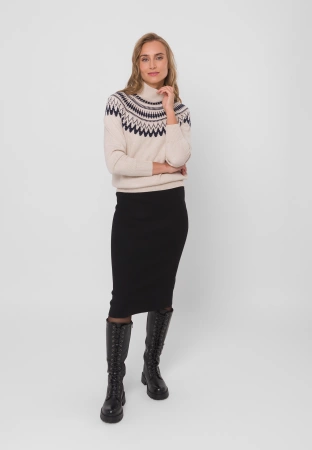 Beżowy sweter w norweski wzór